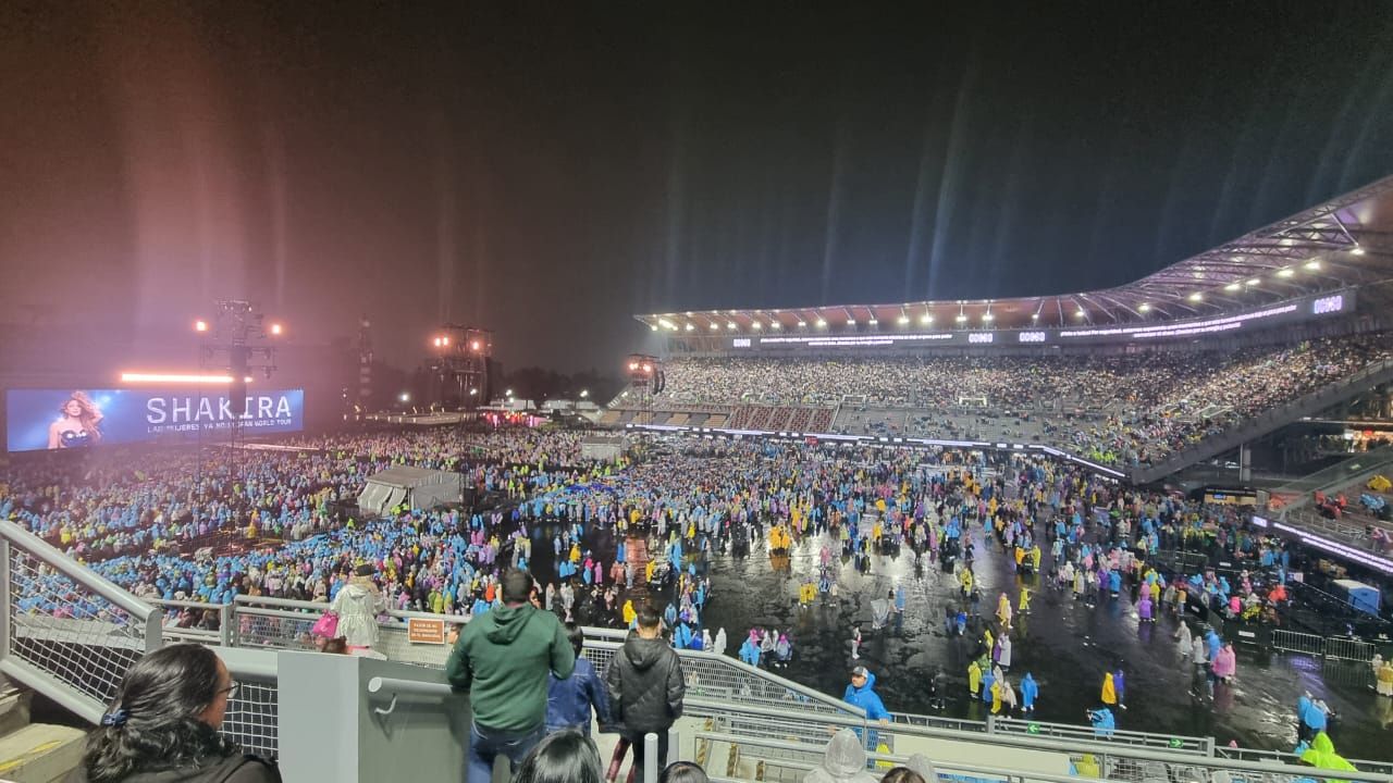 La incesante lluvia y el tráfico pesado merman la experiencia de los fans en el cuarto concierto de Shakira en el Estadio GNP Seguros.