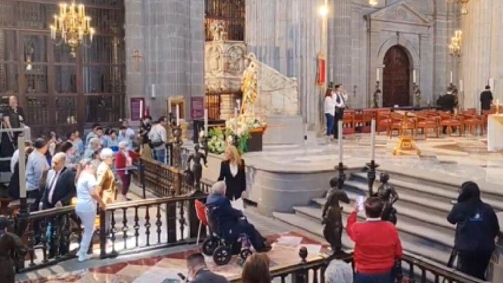 El Dr. Simi donó una imagen de San Judas Tadeo a la Catedral.