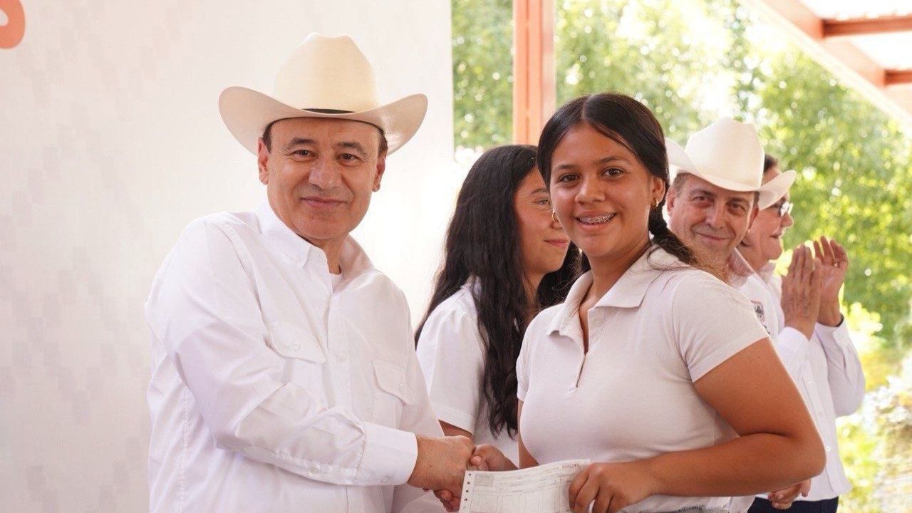 Durazo beneficia con beca universal a más de tres mil estudiantes de secundaria