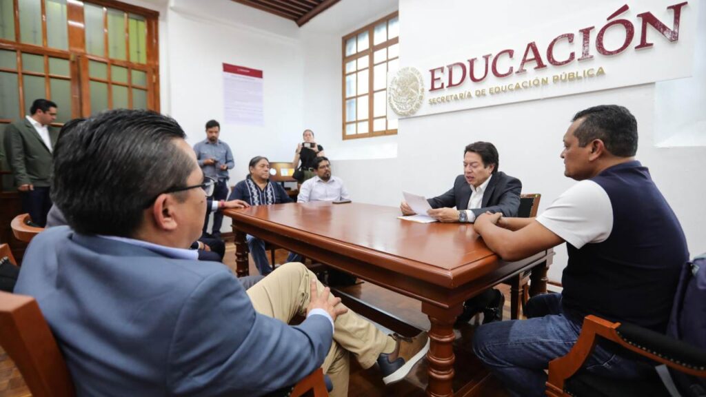 Mario Delgado entregó a los representantes de la CNTE, la propuesta de la Presidenta Claudia Sheinbaum.