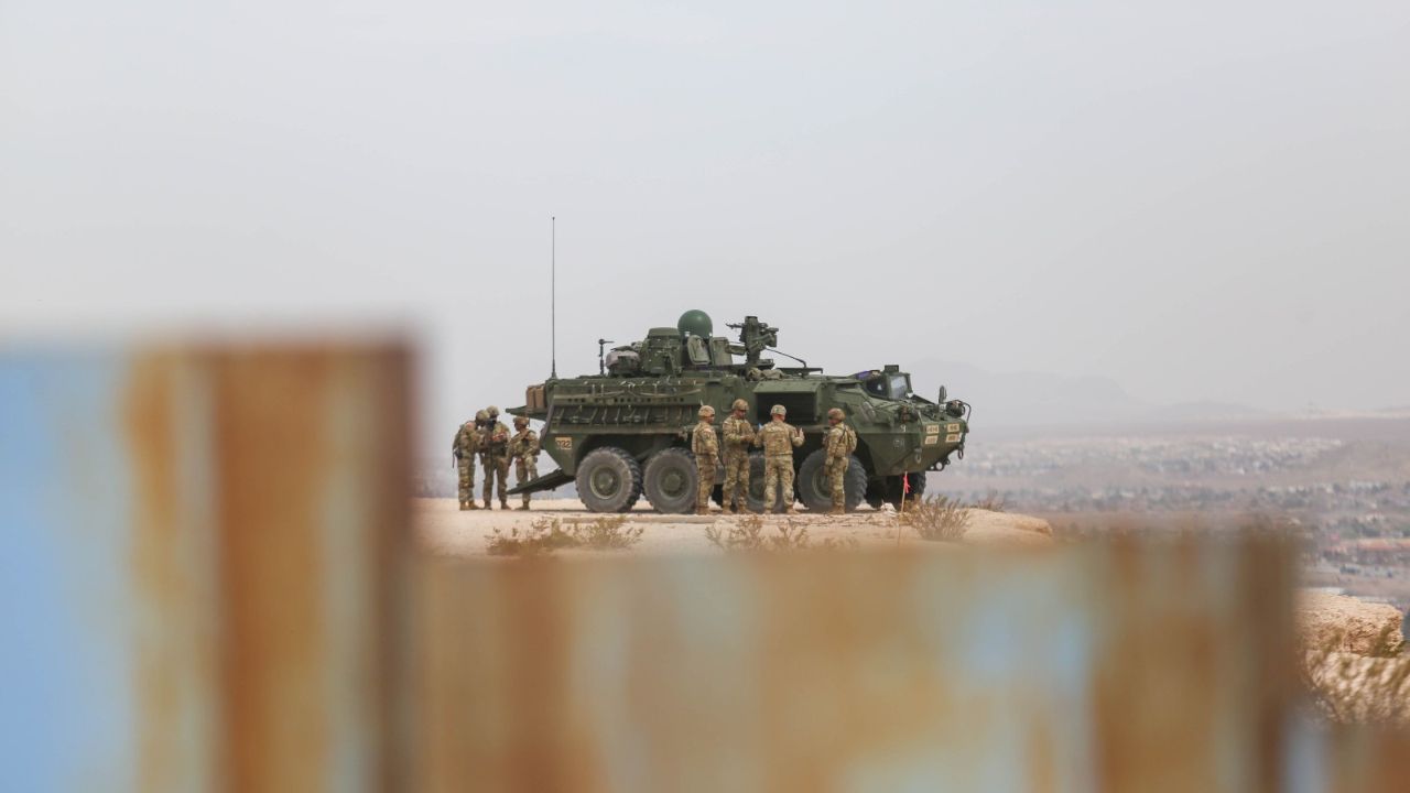 EU desplegó vehículos blindados Stryker en puntos clave de la frontera con México como El Paso y la región de Big Bend, en Texas.