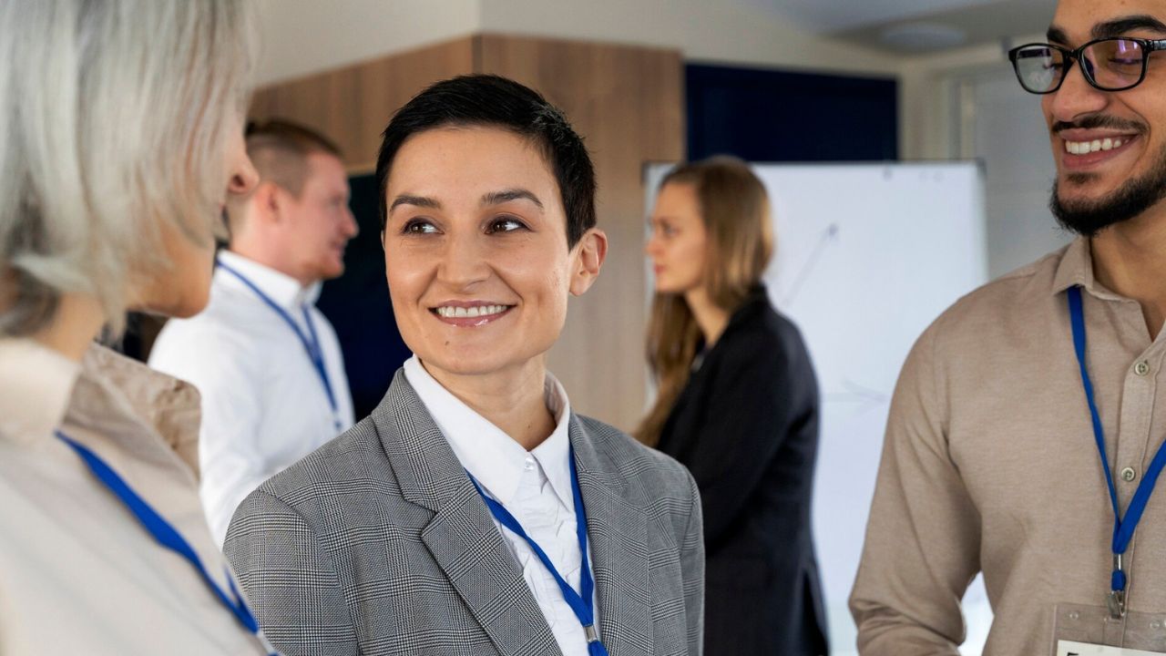 Mujer asiste a una la Feria Nacional del Empleo para las Mujeres. 