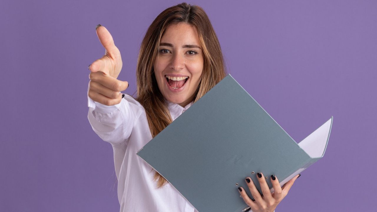 Mujer joven que sostiene sus documentos para asistir a la Feria Nacional del Empleo para las Mujeres. 