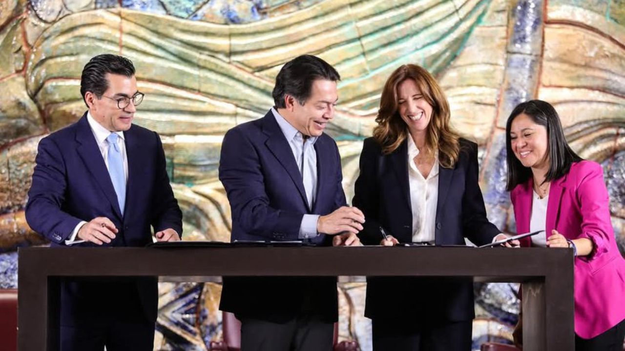 El titular de la SEP, Mario Delgado, renovó el convenio de colaboración con la Fundación BBVA México, para apoyo a estudiantes destacados.