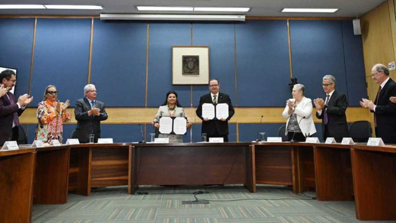 Clara Brugada y el rector de la UNAM, Leonardo Lomelí, firmaron un convenio de colaboración para atender problemáticas en la Ciudad de México.