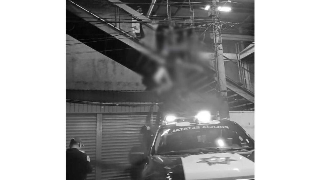 Elementos de seguridad detectaron a una persona colgada en las escaleras exteriores de la estación.