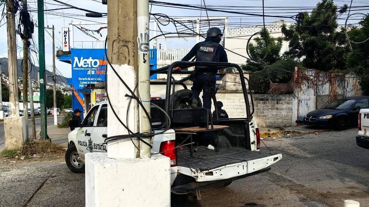 Vecinos de un fraccionamiento localizaron los restos humanos de dos personas, esparcidos en una calle en Acapulco.