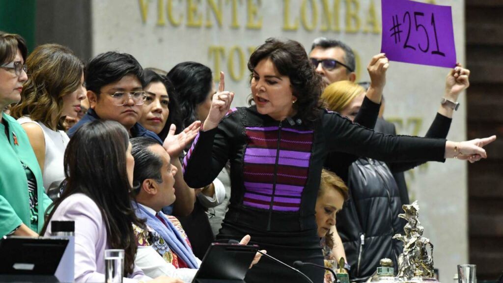 Diputadas se manifiestan en el Pleno por el tema del desafuero de Cuauhtémoc Blanco.