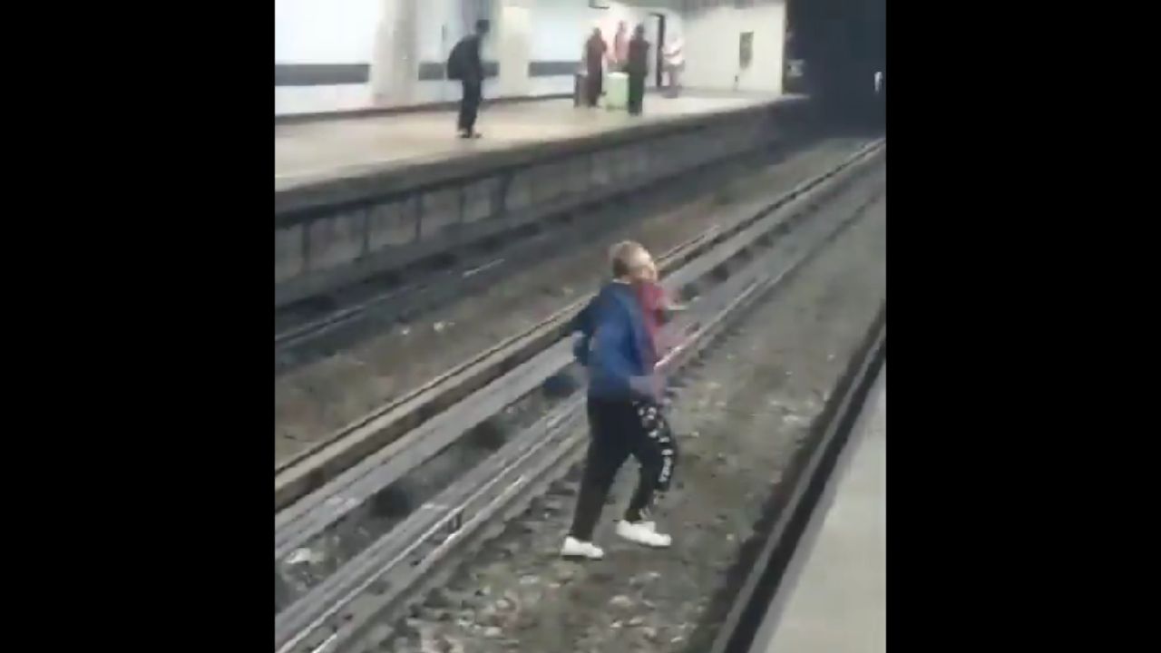 Difunden video del sujeto que bajó a la zona de vías del Metro Tepito.
