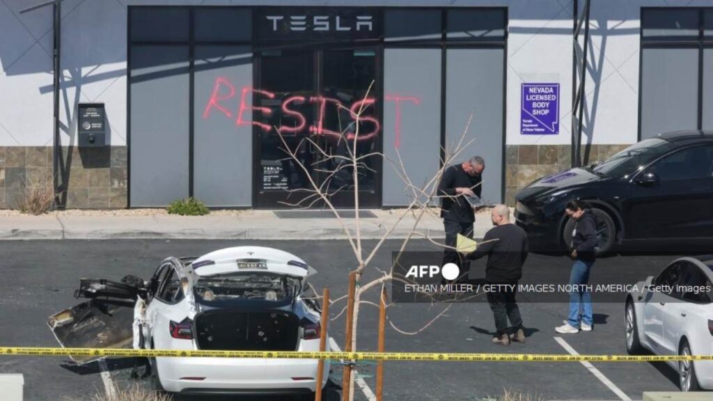 Un hombre es señalado de incendiar vehículos Tesla y pintar la palabra "Resistir" en grafiti frente al establecimiento.