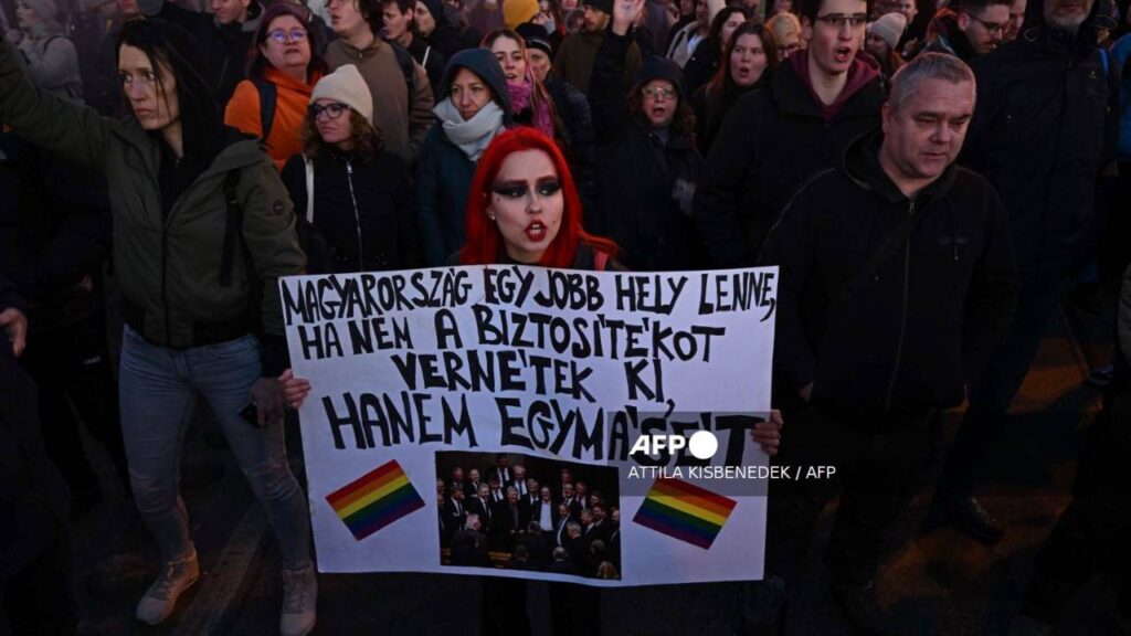 Personas protestan por la nueva ley en Hungría de prohibir la Marcha del Orgullo LGBTQ