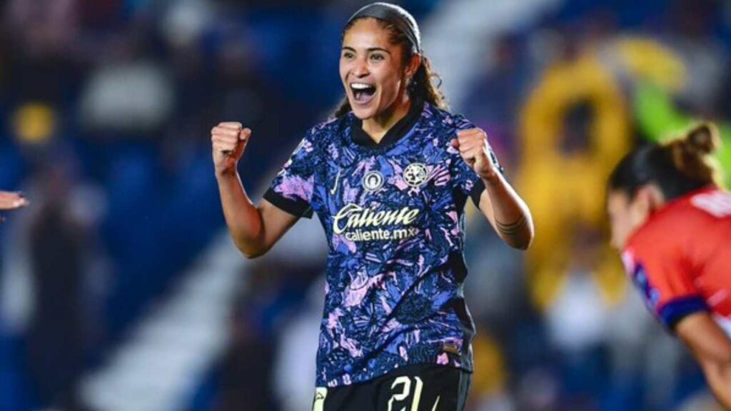 Una jugadora del América festeja un gol durante un partido de la Liga MX Femenil.