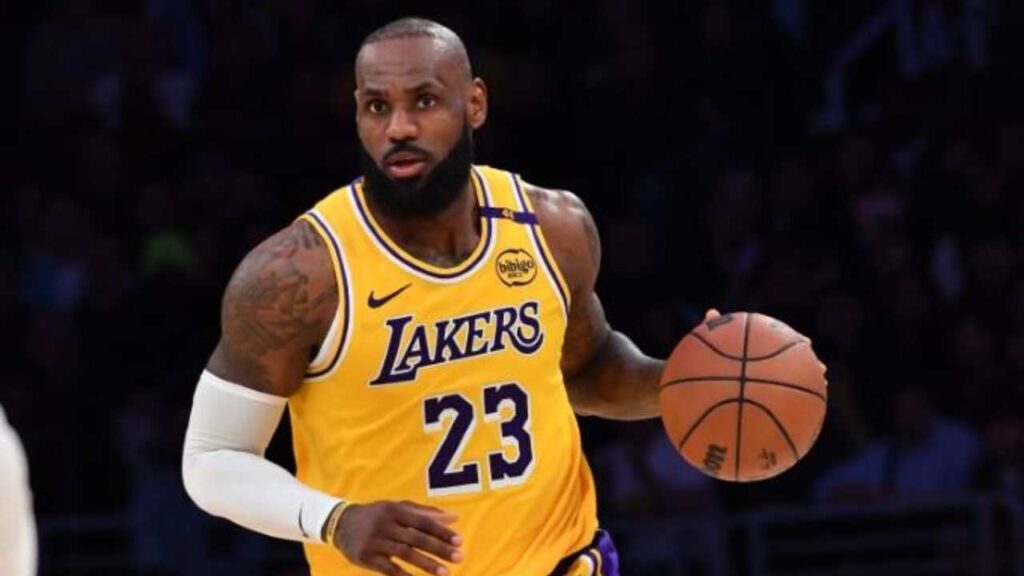 LeBron James maneja un balón durante un partido de la NBA.