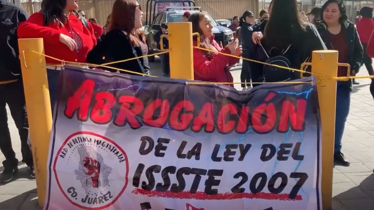 Maestros de la Red de Defensa Magisterial de Chihuahua protestaron en el Puente Internacional Santa Fe, liberando el cobro de casetas.
