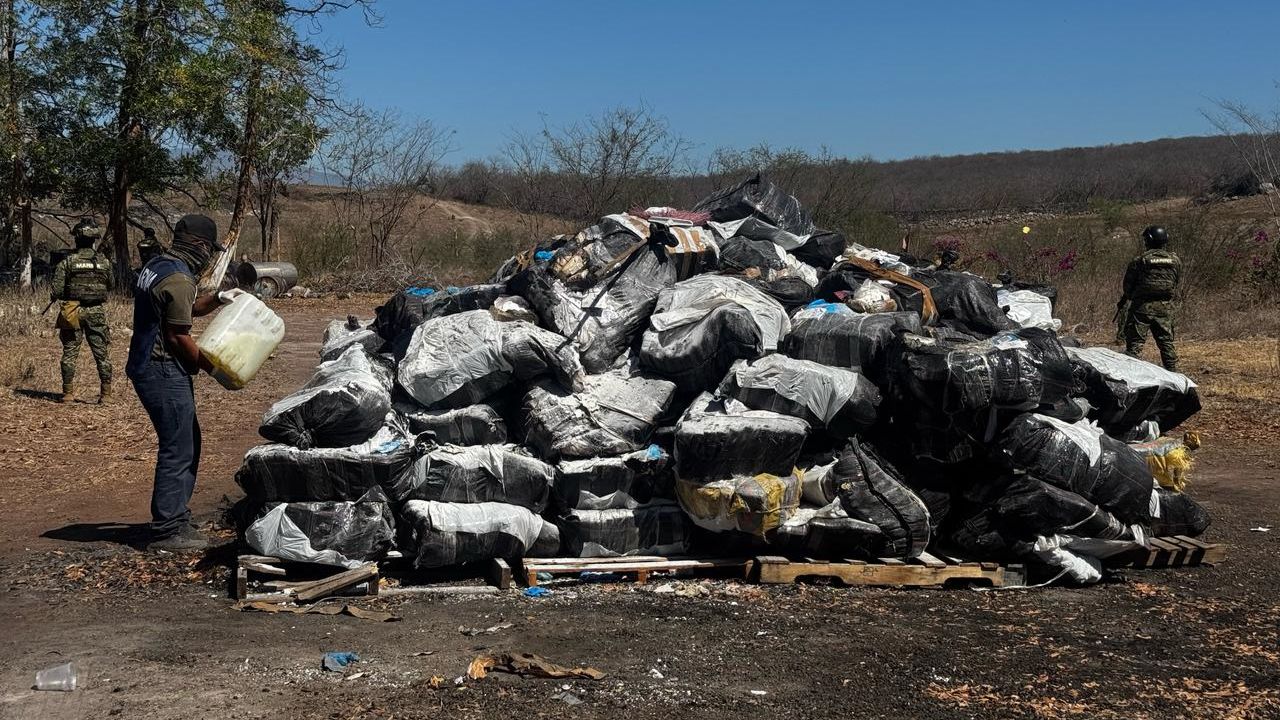 La Marina incineró más de 5 toneladas y media de drogas en el estado de Colima.