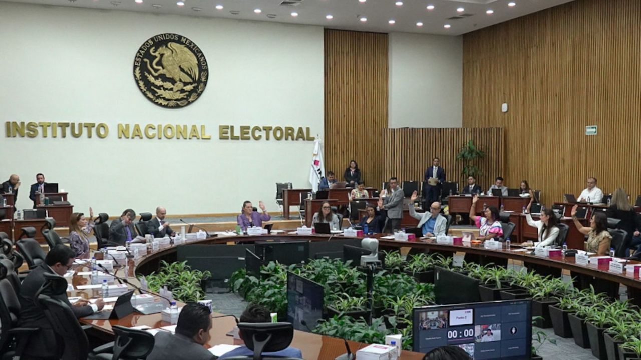 El Consejo General del INE multó con 8.3 millones de pesos a partidos políticos por afiliaciones indebidas.