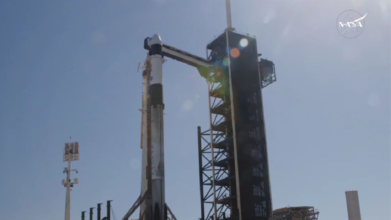 NASA y SpaceX posponen misión para el regreso de astronautas varados en el espacio.