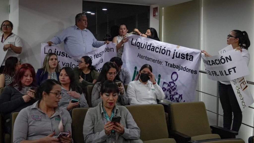 Trabajadores del Inai protestaron dentro de las instalaciones del órgano autónomo en vías de desaparición.