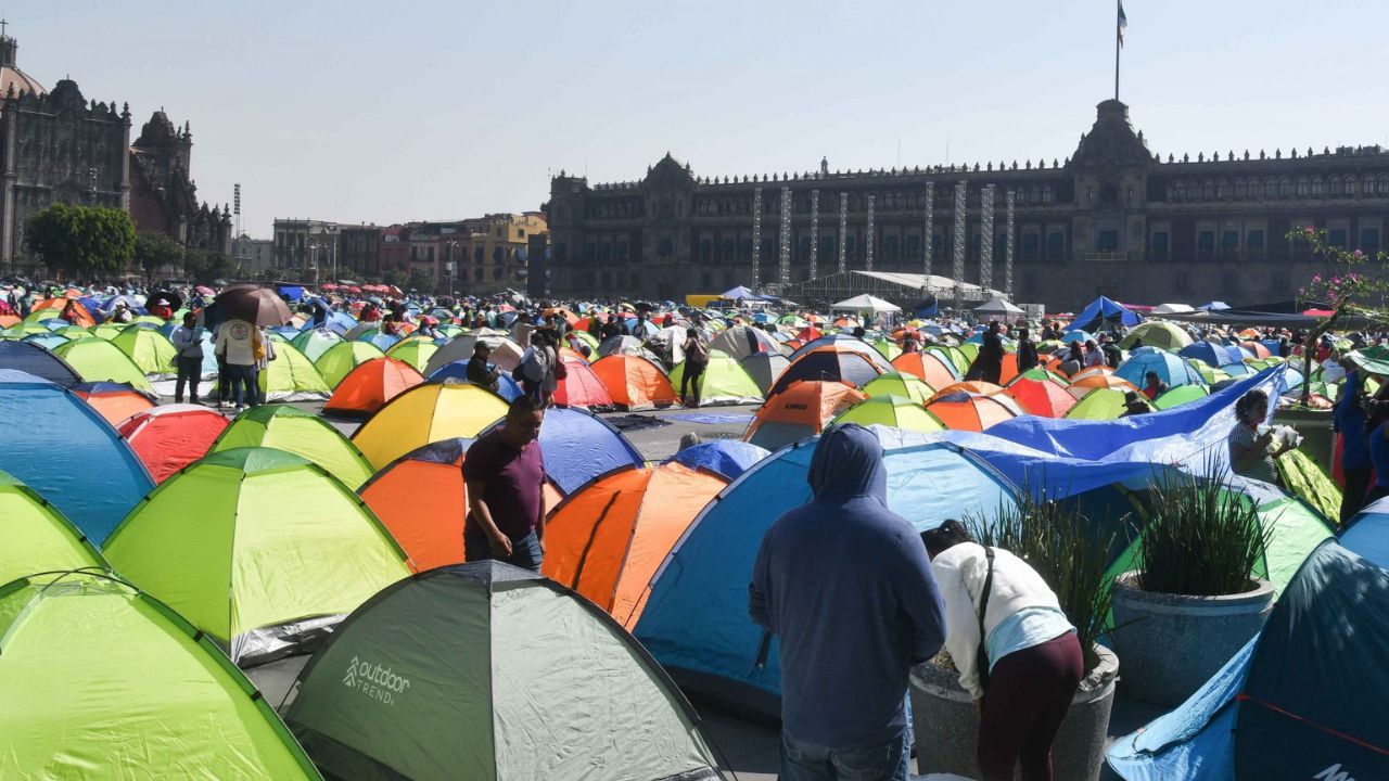 Integrantes de la CNTE instalan un campamento en el Zócalo de la CDMX por el Día del Maestro.