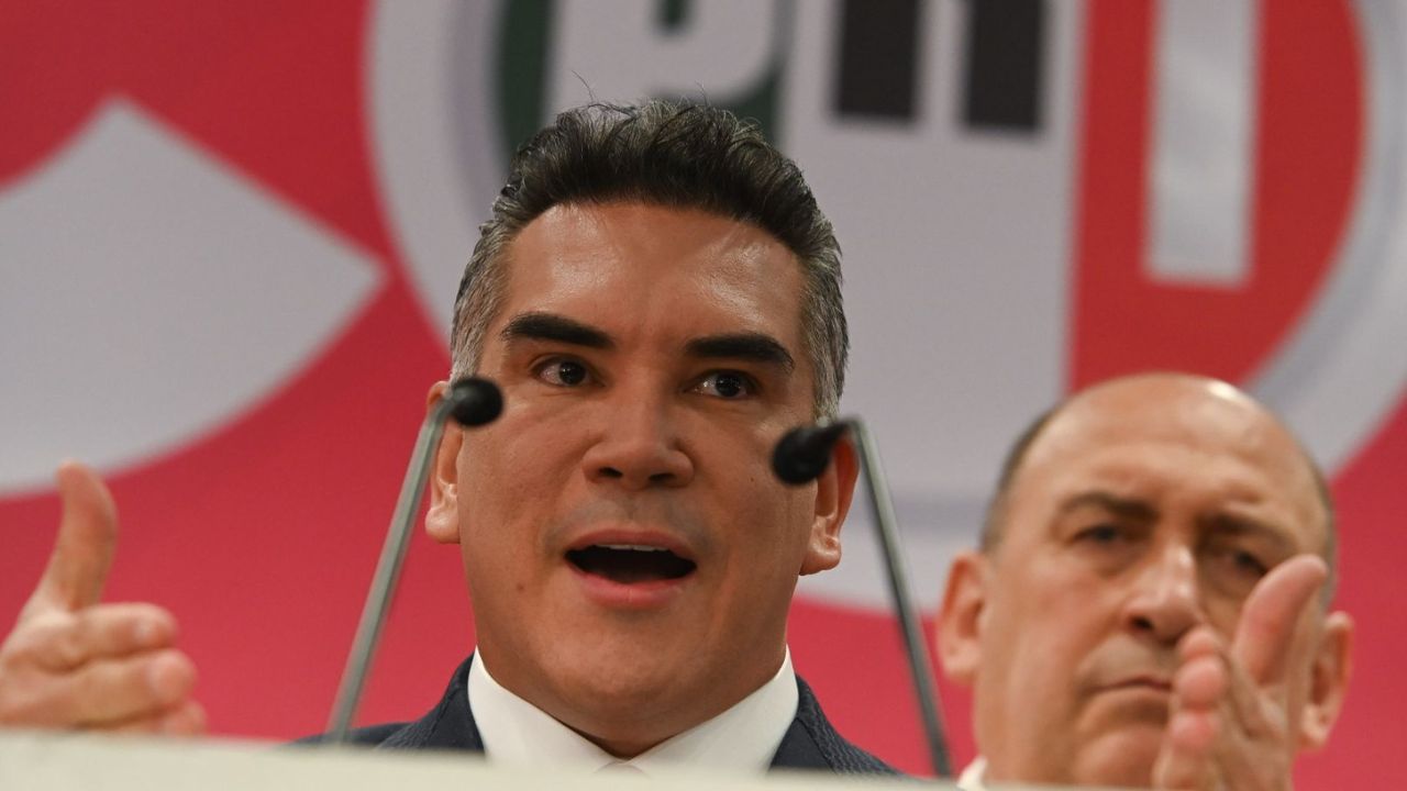 Alito Moreno presentó una moción para exigir la remoción de Fernández Noroña de la presidencia del Senado, por cuestionar el caso Teuchitlán.
