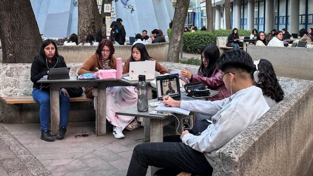 El objetivo de este apoyo es que las y los jóvenes continúen y concluyan sus estudios universitarios.