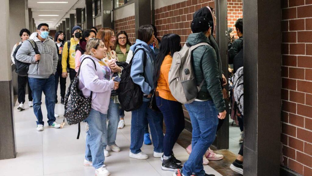 La beca tiene como objetivo que los estudiantes continúen y concluyan sus estudios universitarios.