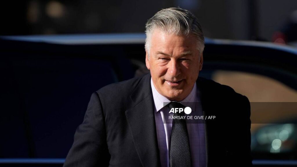 Baldwin fue acusado por la Fiscalía del estado de violar protocolos de seguridad para el manejo de armas en el set de "Rust".