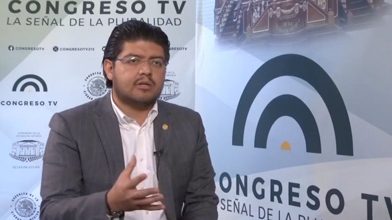 El diputado de Morena, Víctor Lobo, presentó una iniciativa para que alumnos de educación básica reciban clases de educación financiera.