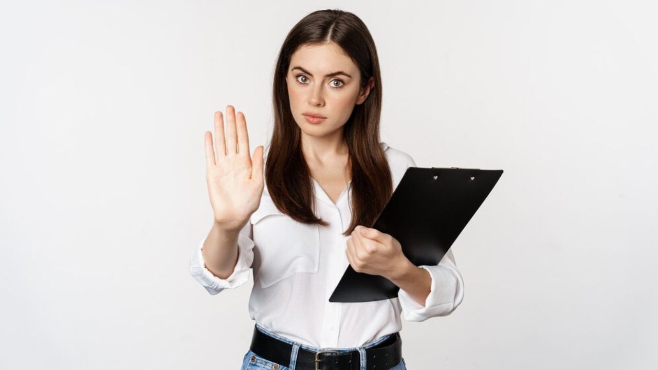Mujer joven con aspecto serio por no haber recibido el pago correspondiente a las utilidades de su empresa. 