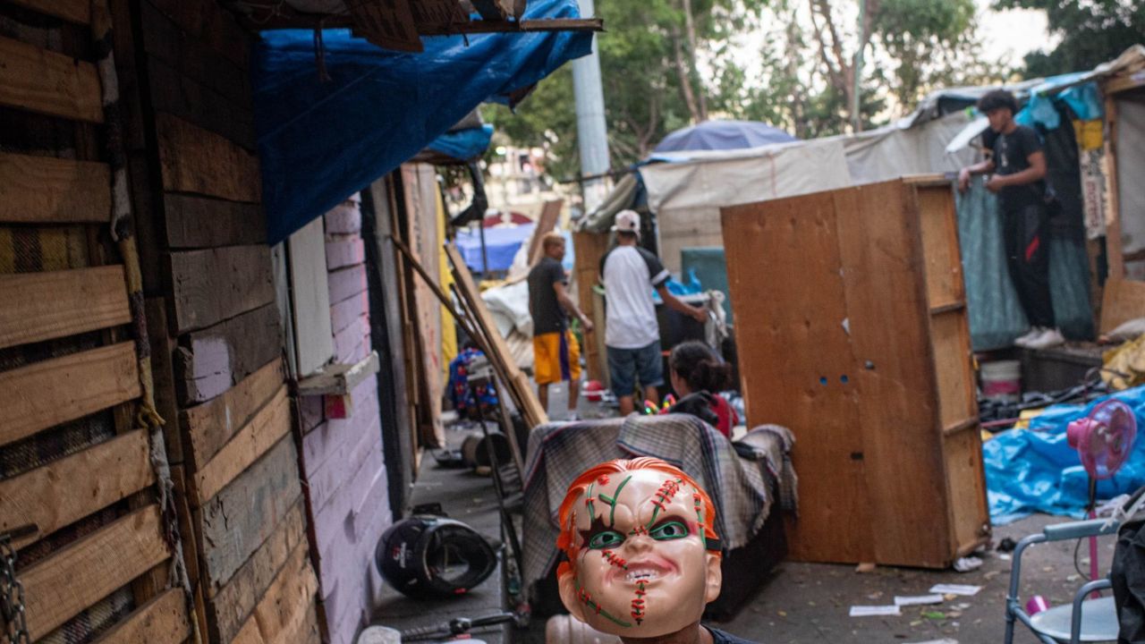 Retiran a migrantes en zona de la Merced en CDMX