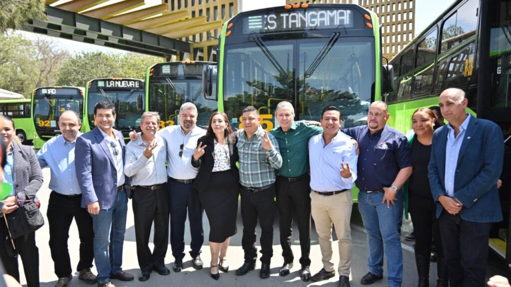 Operadores potosinos agradecieron la entrega de camiones de primer nivel como parte de las acciones de la nueva era de desarrollo de San Luis Potosí.