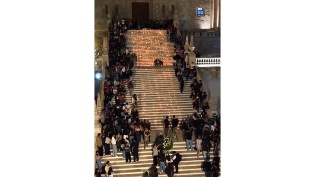 La comunidad de la Universidad de Guanajuato colocó flores y veladoras en las escalinatas del edificio central universitario