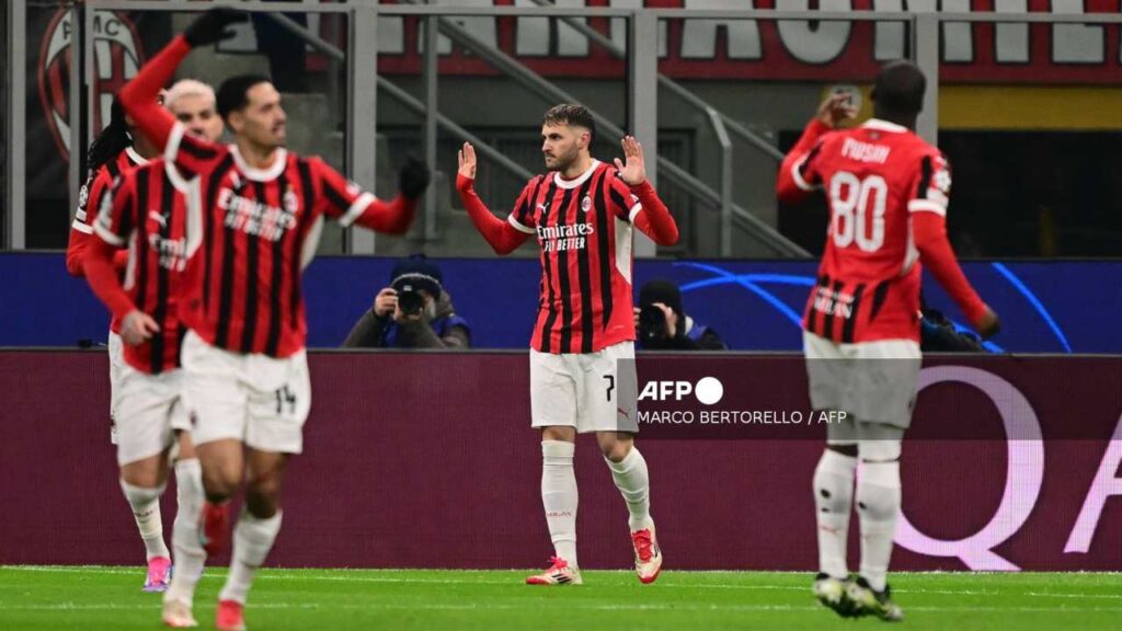 Santiago Giménez jugó 68 minutos en la victoria del Milan ante el Como.