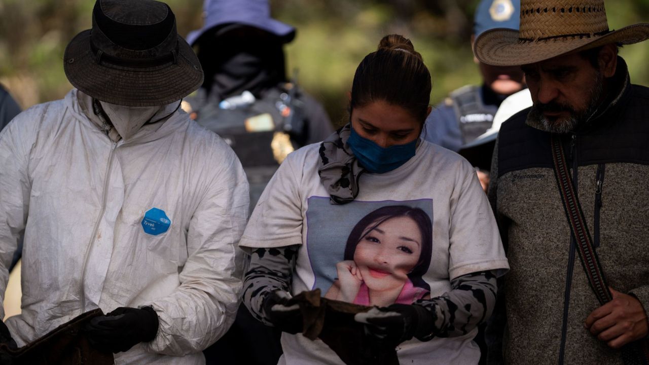 El colectivo Guerreros Buscadores localizaron 3 presuntos crematorios clandestinos en un predio de Teuchitlán, Jalisco