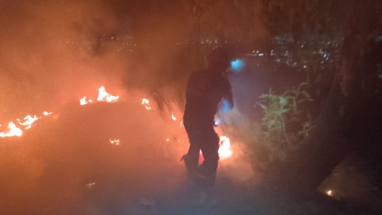 Se registra incendios de pastizales en el Cerro de la Estrella, en Iztapalapa.