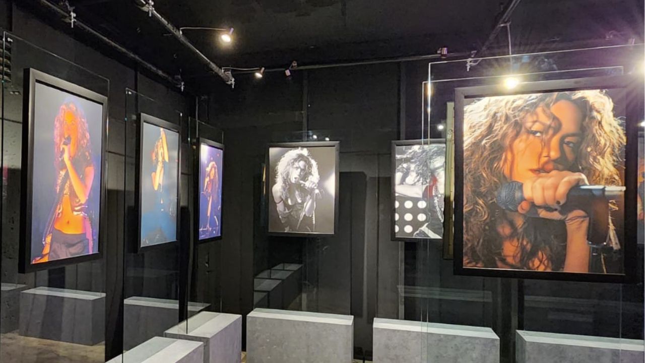 Hacia el final del recorrido de la exposición Estoy Aquí Experience, una galería de fotos captura momentos icónicos de Shakira.