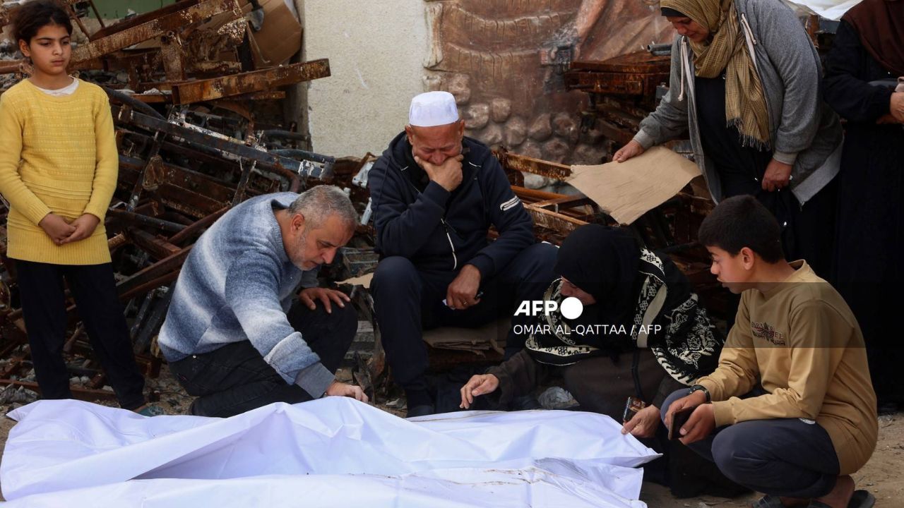 De acuerdo con la Defensa Civil del territorio palestino, los ataques israelís en Gaza de este lunes dejaron 220 muertos.