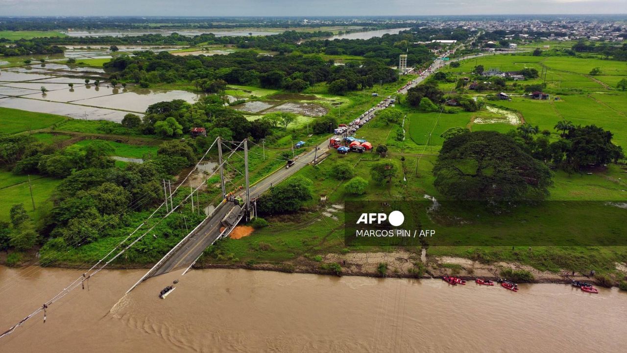 Este viernes ya suman cuatro los muertos por el colapso de un transitado puente vehicular en Ecuador, siguen personas desaparecidas.