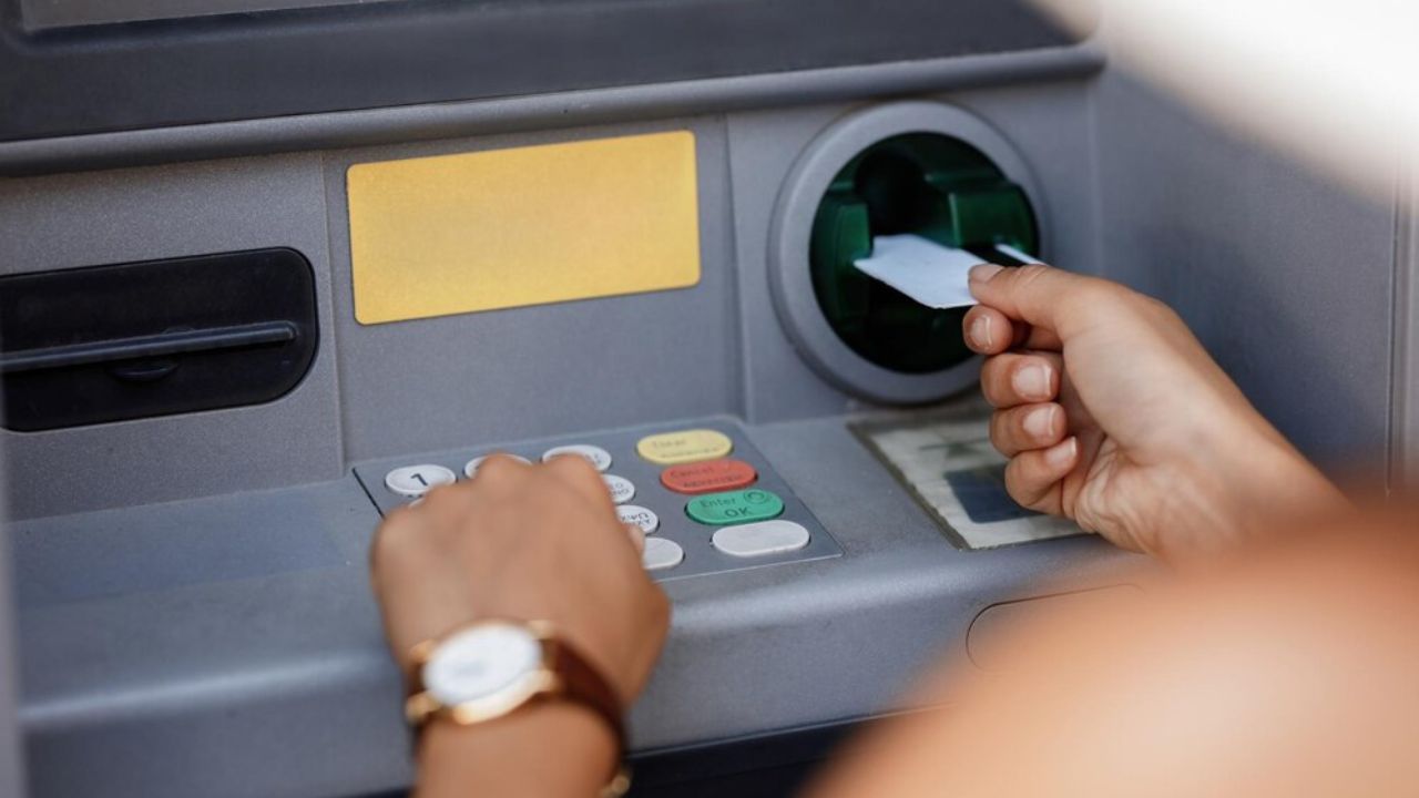 Descubre cuanto cobran de comisión las instituciones bancarias por disponer de efectivo y consultar saldo de la tarjeta bienestar.