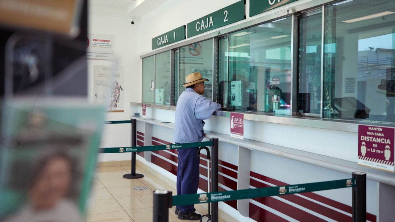 Descubre cuanto cobran de comisión las instituciones bancarias por disponer de efectivo y consultar saldo de la tarjeta bienestar.