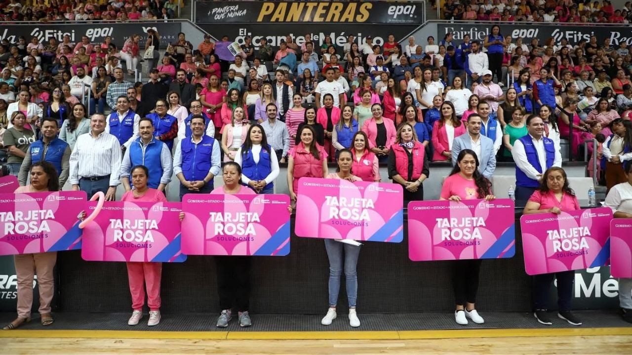 La gobernadora de Aguascalientes, Tere Jiménez, entregó más de 700 Tarjetas Rosas a mujeres de la entidad.