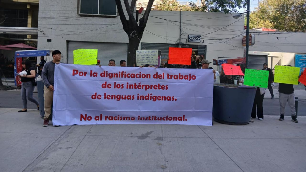 Traductores indígenas se manifestaron al exterior de la FGJCDMX para exigir un trato digno y la creación de una área de atención especializada.