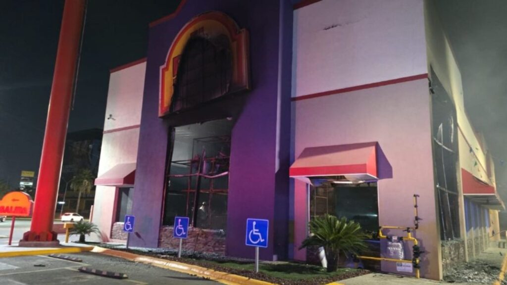Dos establecimientos del "Pollo Loco" se incendiaron en Apodaca.