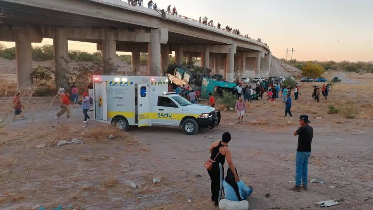 Reportan 2 muertos y 29 heridos por volcadura de un vehículo y un autobús de pasajeros en la carretera Torreón-San Pedro, a la altura del Puente El Cuije.