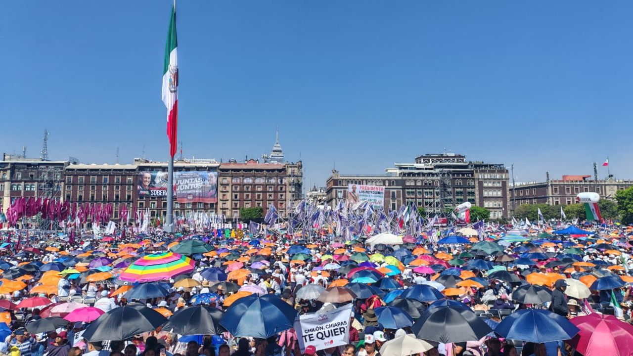 Cientos de personas se dirigen a pie hacia el Zócalo para la asamblea informativa de la presidenta Claudia Sheinbaum.