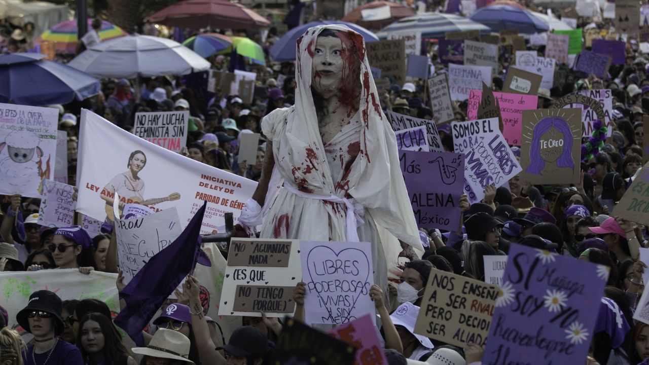 El movimiento feminista ha adoptado frases poderosas que se han convertido en emblemas de la lucha