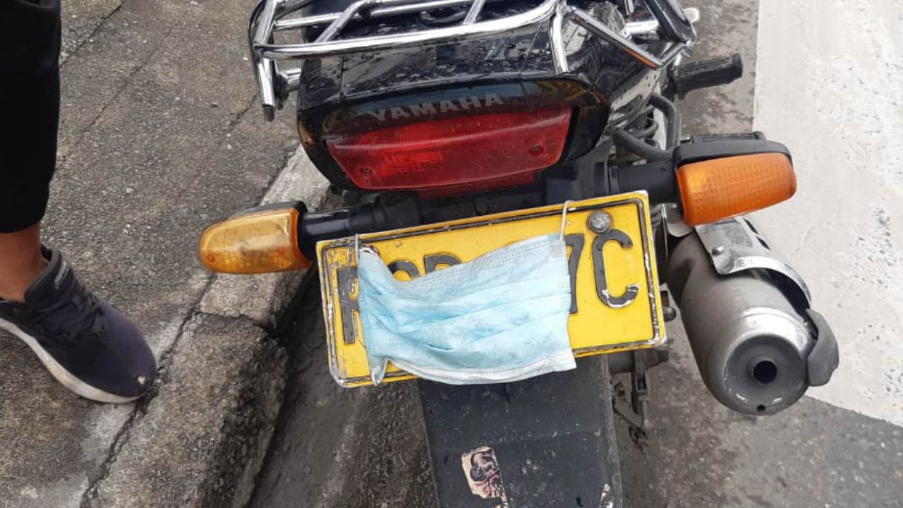 Evita cubrir la placa de tu auto o moto , para evitar ser multado 