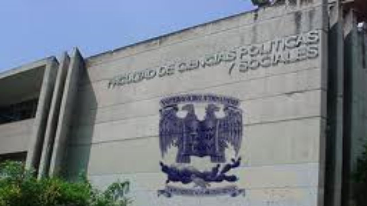 Estudiantes en contra de una reforma de “expulsión inmediata en casos de vandalismo”.