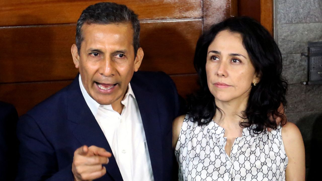 El expresidente de Perú (2011-2016) Ollanta Humala habla junto a su esposa Nadine Heredia frente a su domicilio tras ser liberado de prisión preventiva en espera de juicio por lavado de activos, en Lima, el 30 de abril de 2018.
