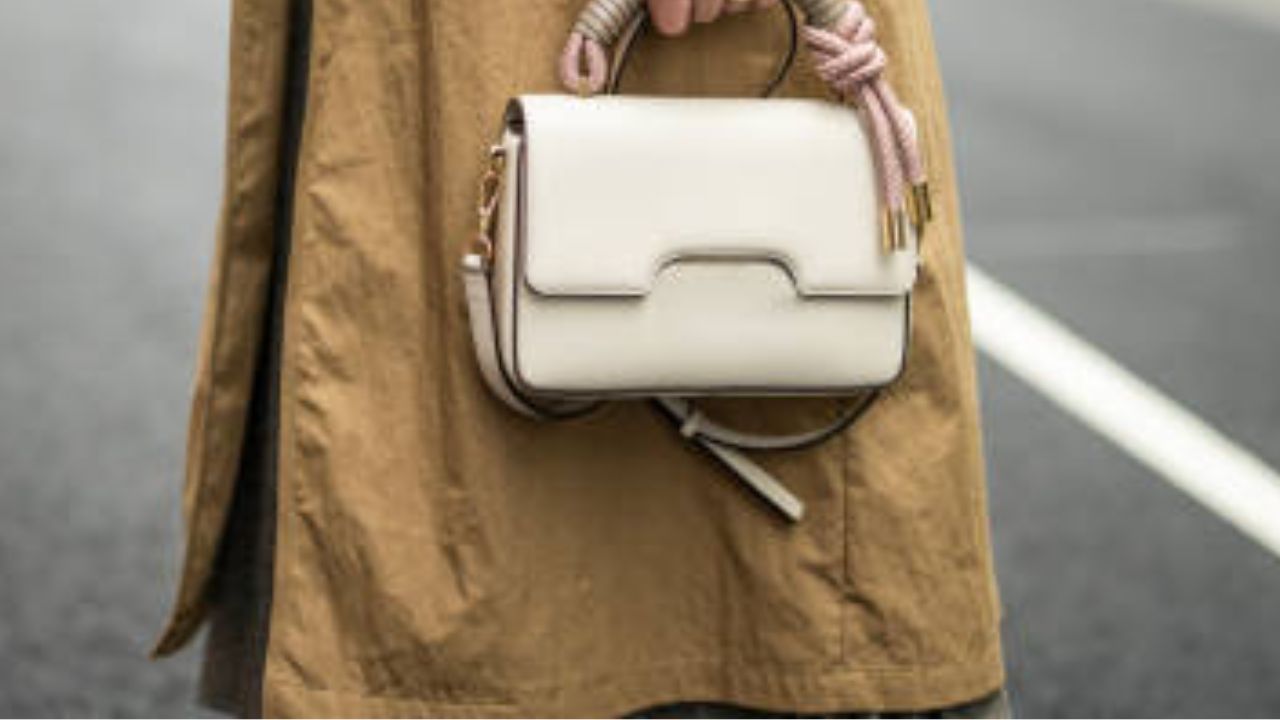 El sujeto está presuntamente vinculado a dos eventos de robo de bolsos de mano a comensales de restaurantes